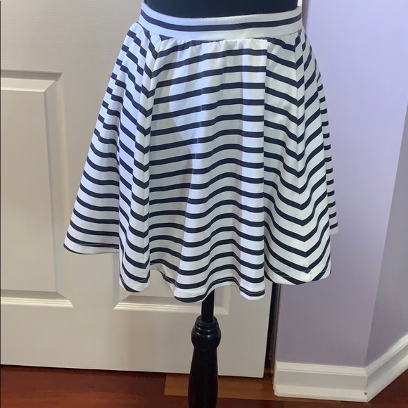 Black and white stripe skirt - Picture 2 of 3